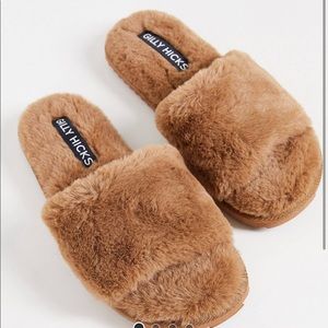 GILLY HICKS FUZZY SLIDE SLIPPERS